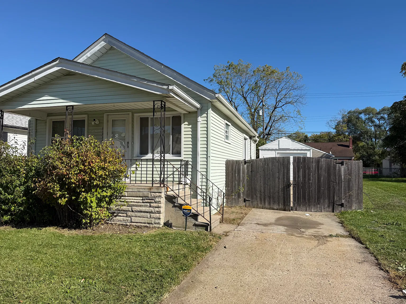 2 bed, 898 sqft, $1,300 — Photo 1