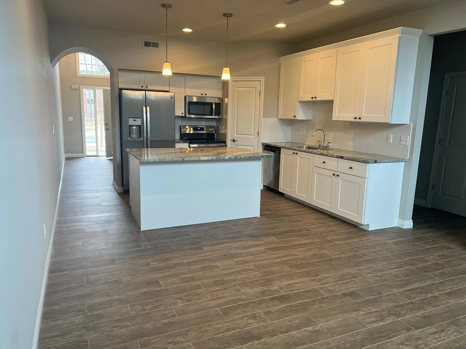 3 bed, 2000 sqft, $2,200 — Photo 3