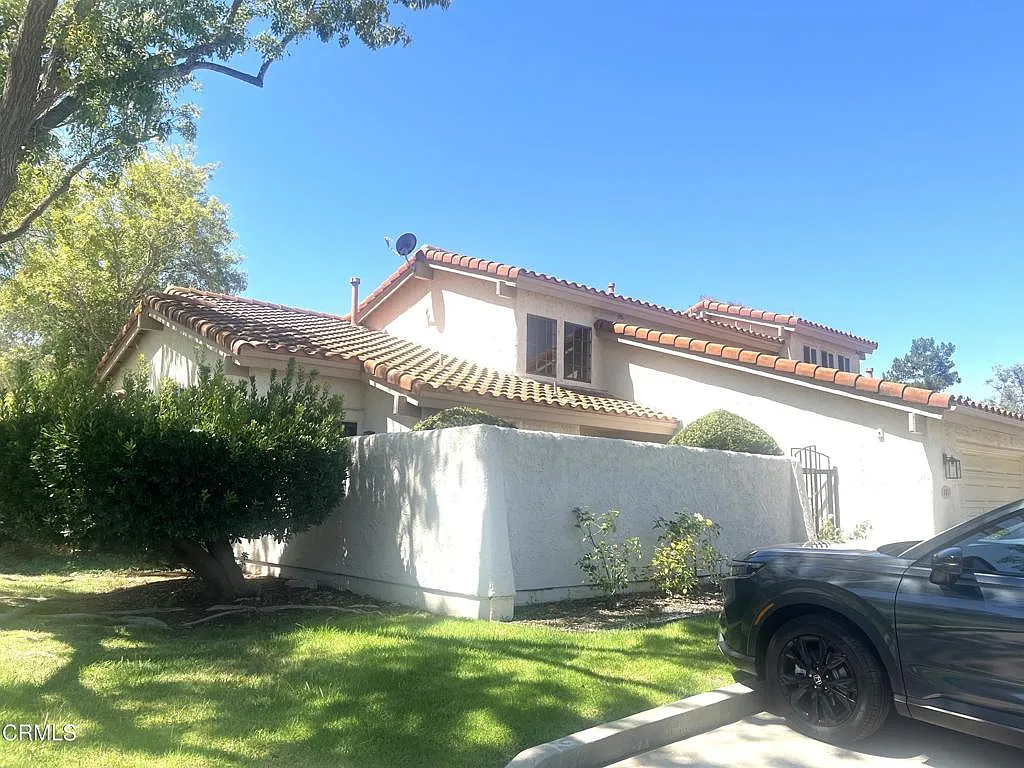 3 bed, 3.0 bath, 2161 sqft, $5,000 — Photo 2