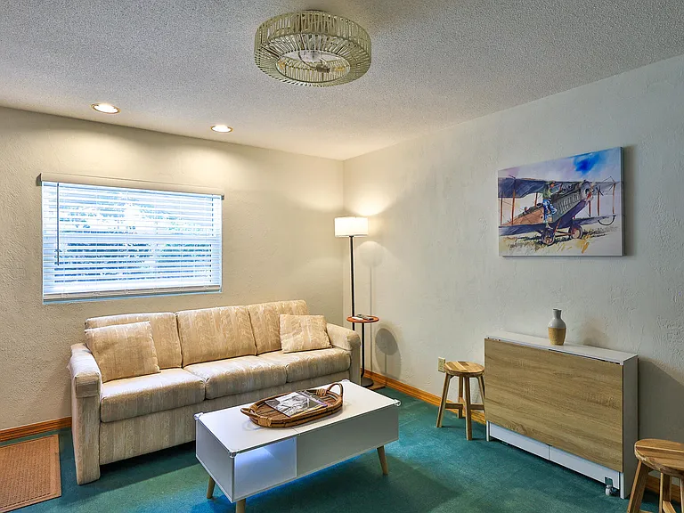 1807 Lindbergh Ln — Photo 32