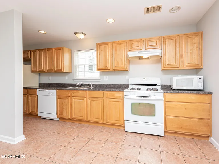 41 Seabreeze Way — Photo 3