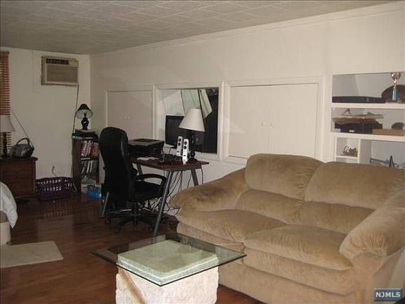 3rd image of 533 New York Ave