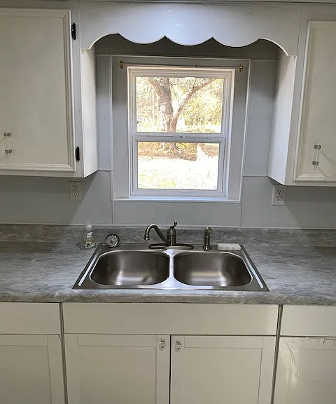 1129 Manor Ave — Photo 3