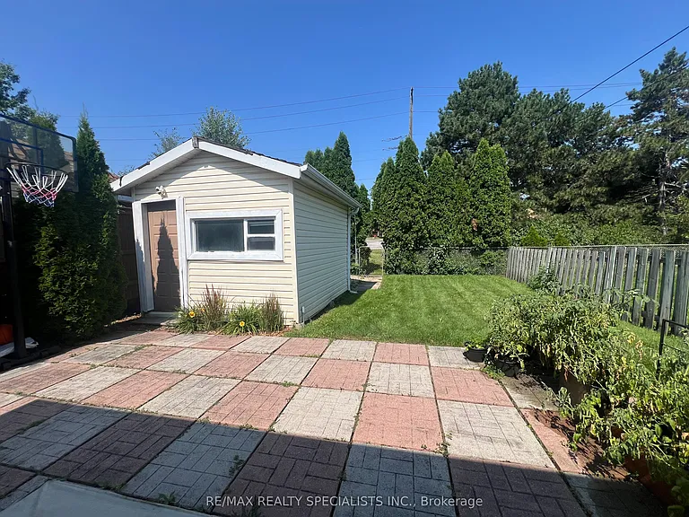 1763 Sandgate Cres #LOWER — Photo 15