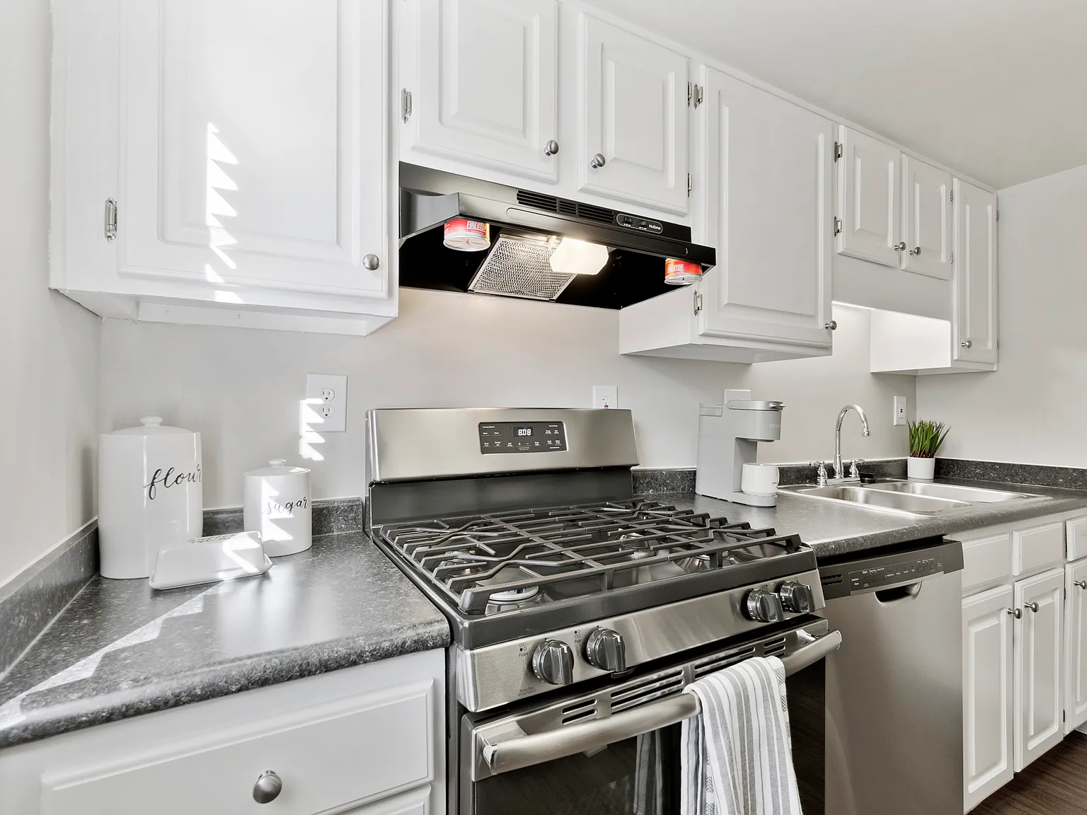Colonial Apartments — Photo 2