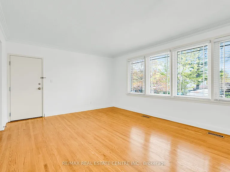 48 Maple Ave S #UPPER — Photo 9