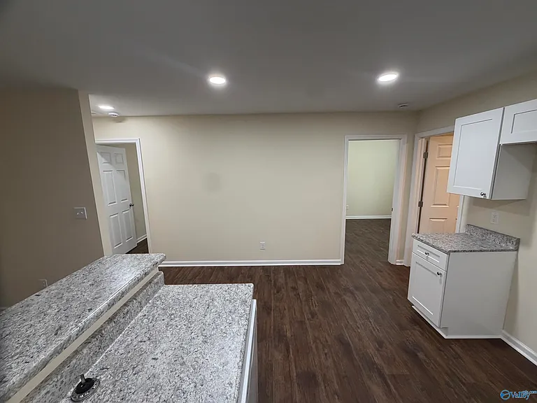 821 Moulton St E — Photo 9
