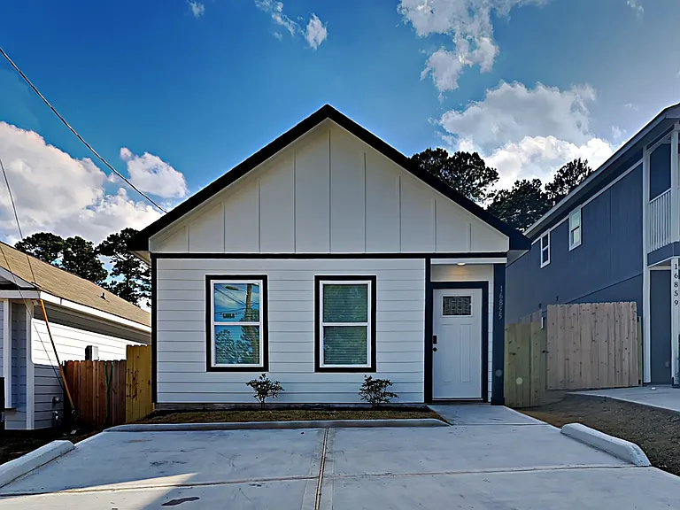 16855 Balmoral — Photo 1