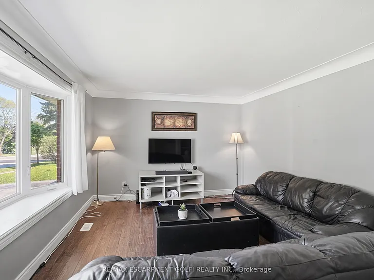 1318 Fisher Ave — Photo 3