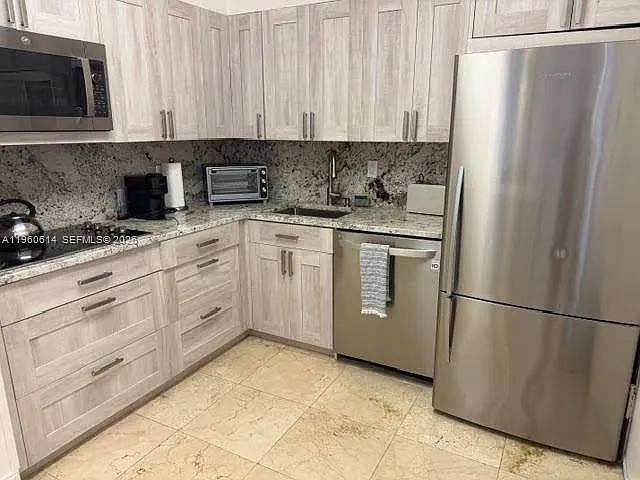 5161 Collins Ave #703 — Photo 18
