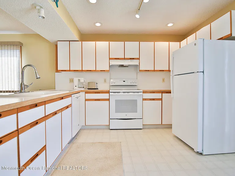 21 Brown Ave — Photo 24