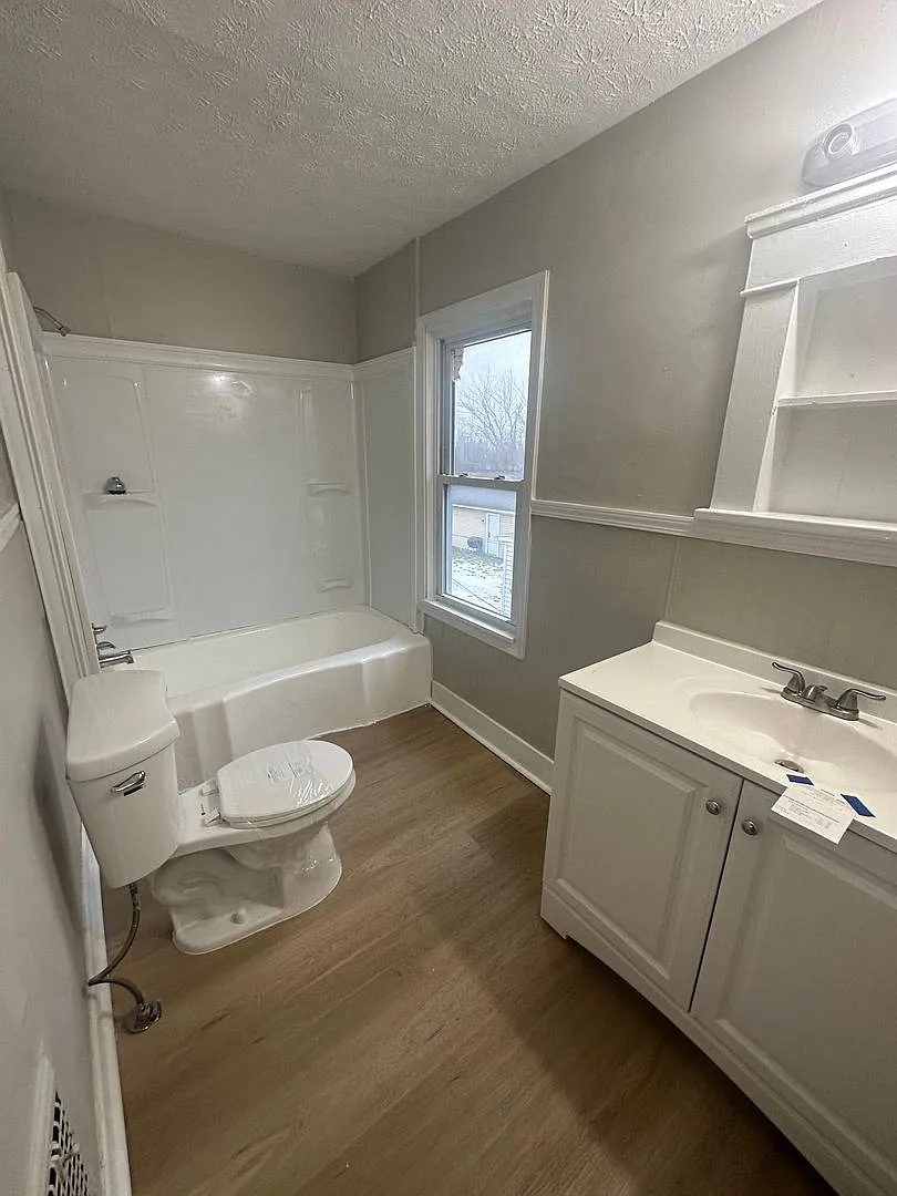 4bd Single Section 8/Cash Pay *1/2 Off Security Deposit Special* — Photo 2