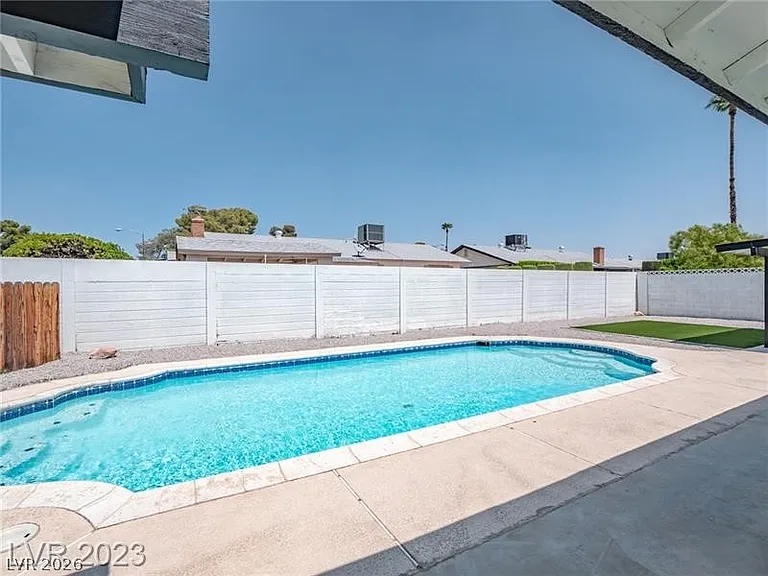 6488 Creston Ave — Photo 34