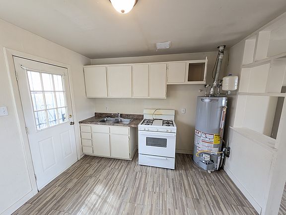 3rd image of 1010 Palomas Dr SE