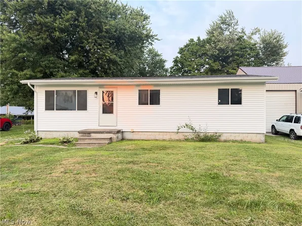 573 Chestnut St, Newcomerstown, OH 43832