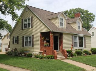 701 Edward St, Henry, IL 61537