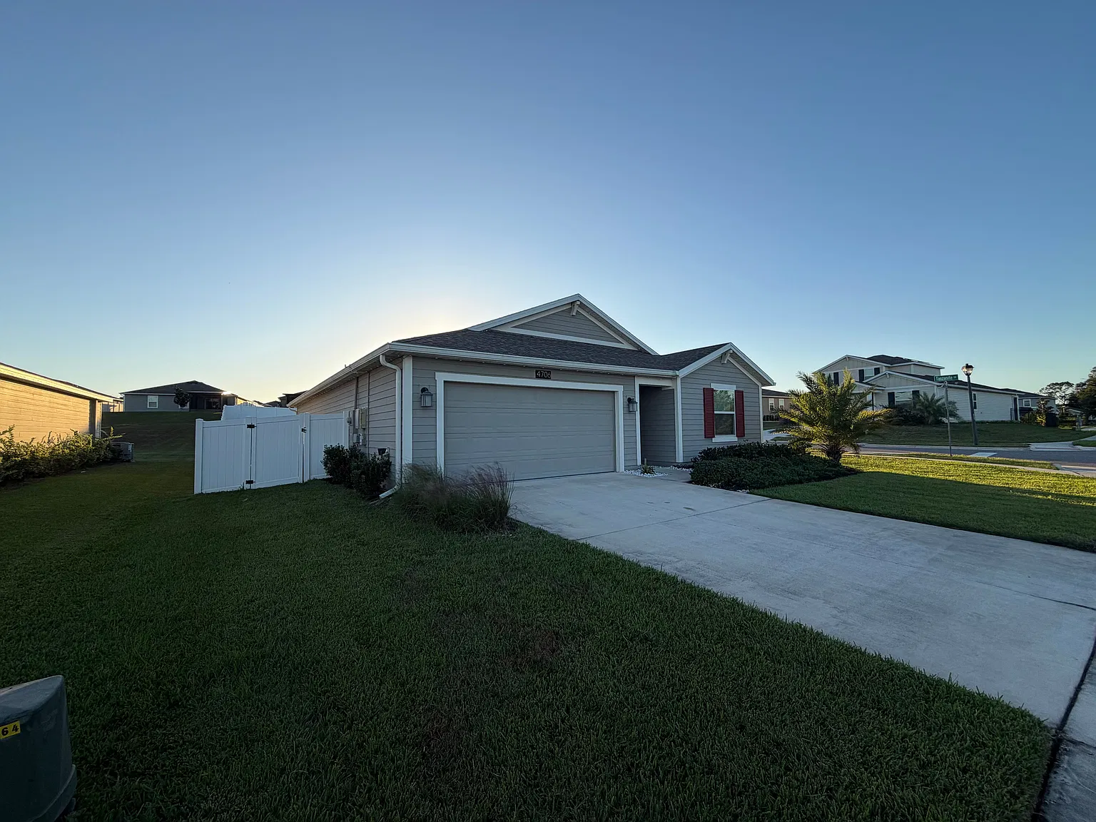 Your New Home Awaits! Spacious, 4x2 Single Family Home, Gated Community. — Photo 2