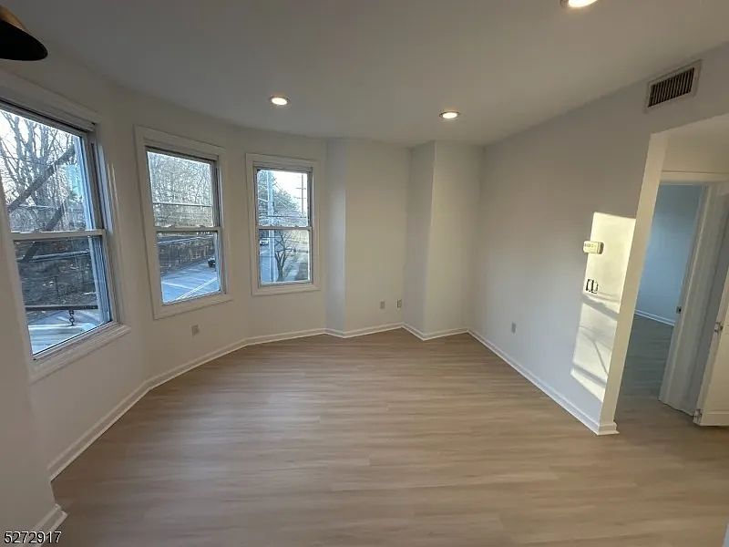 1st image of 382 Belleville Ave #2L