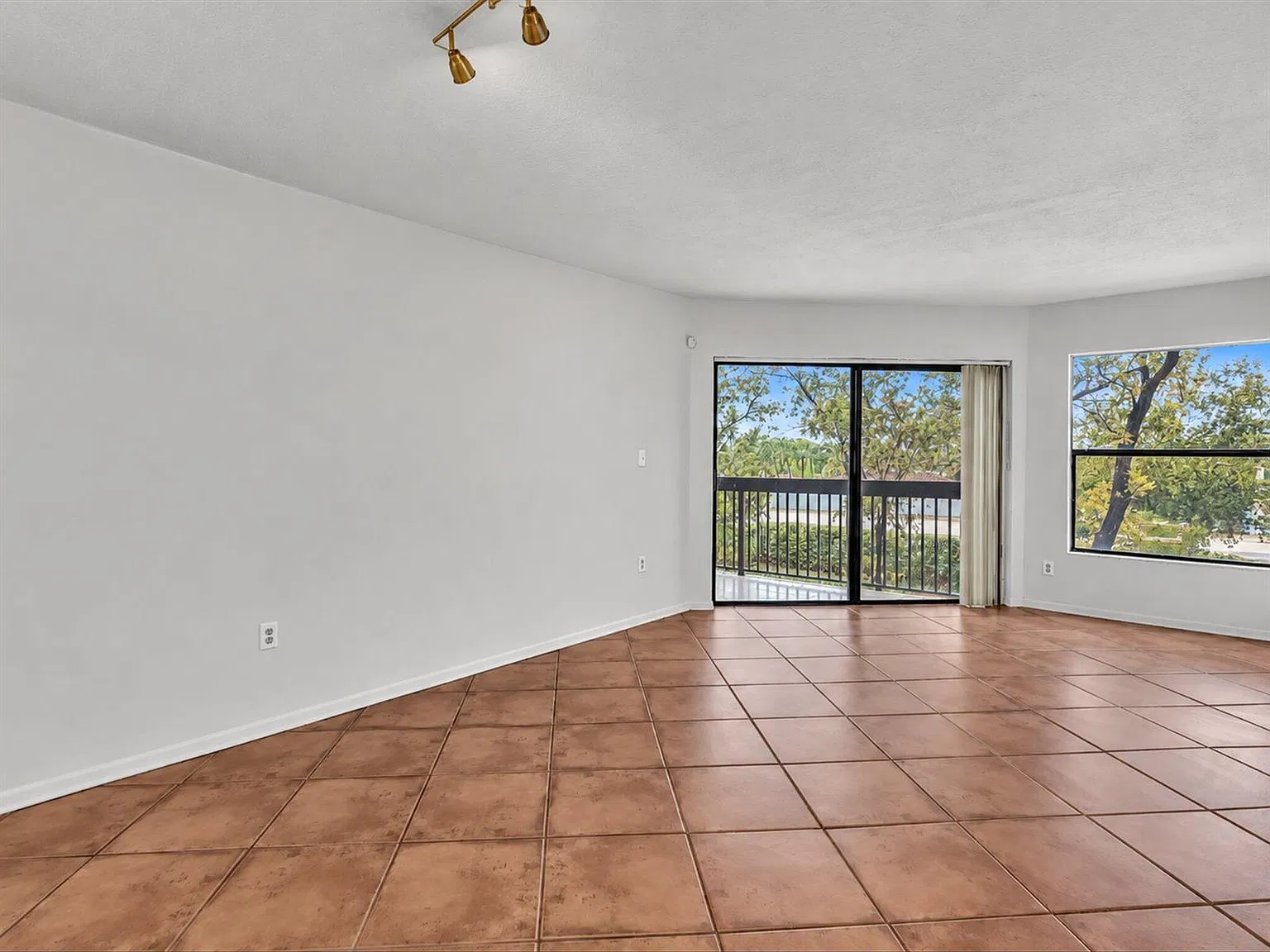 2 bed, 939 sqft, $2,300 — Photo 4