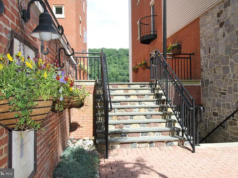 350 S River Rd #G16 — Photo 3