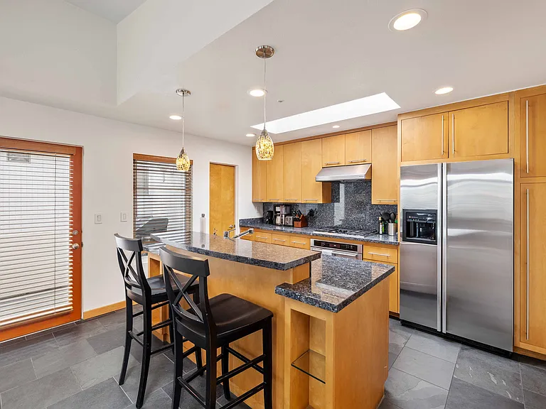 452 Marine Pl — Photo 9