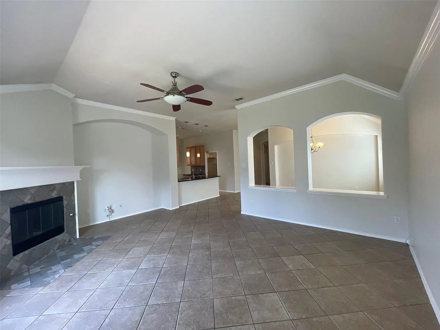 3 bed, 1895 sqft, $2,450 — Photo 2