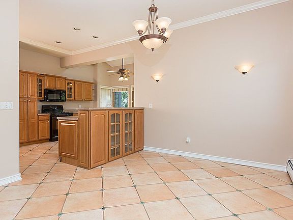 5th image of 803 Anthony Dr