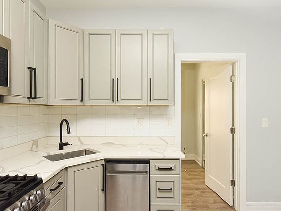 4th image of 1059 W Glenlake Ave #N2