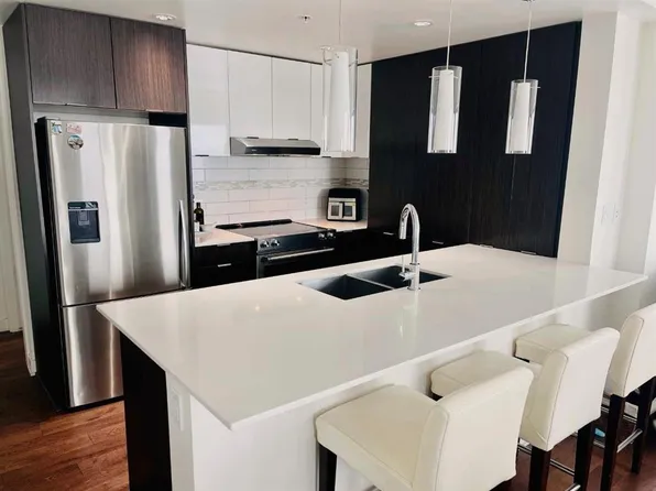 930 S 6th Ave SW #3202, Calgary, AB T2P 1J3