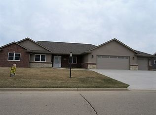 163 Jack Oak Dr, Cascade, IA 52033