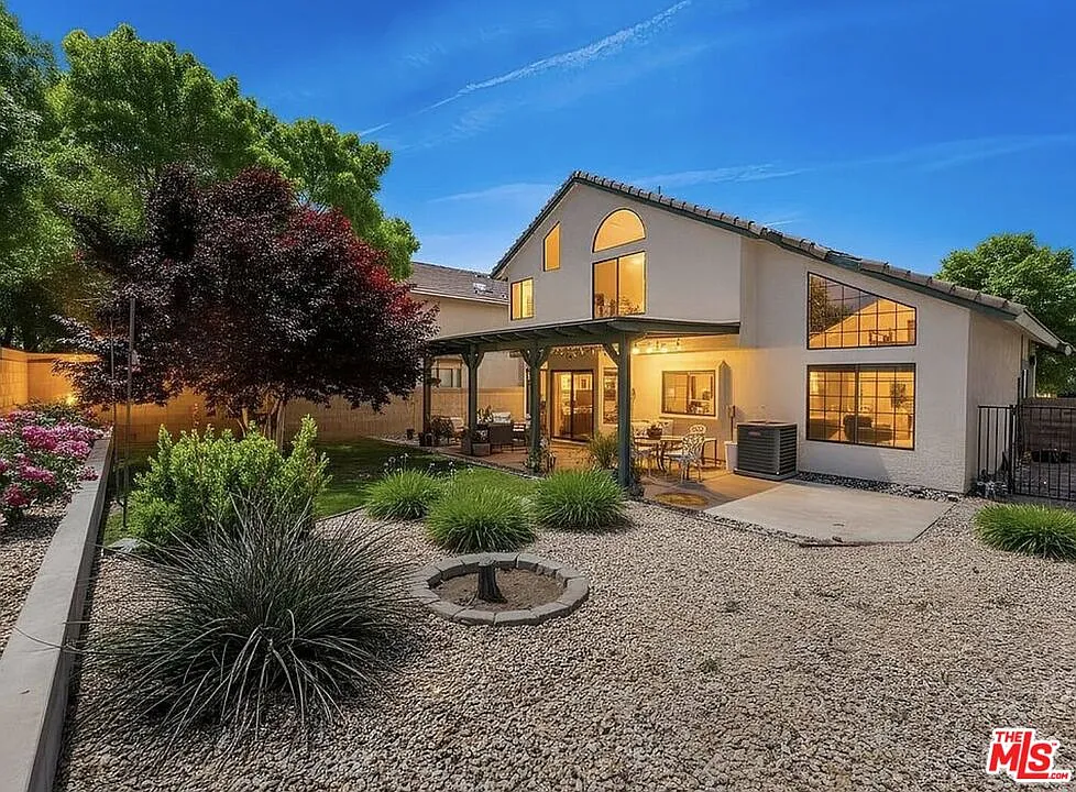 4 bed, 3.0 bath, 2279 sqft, $4,250 — Photo 2