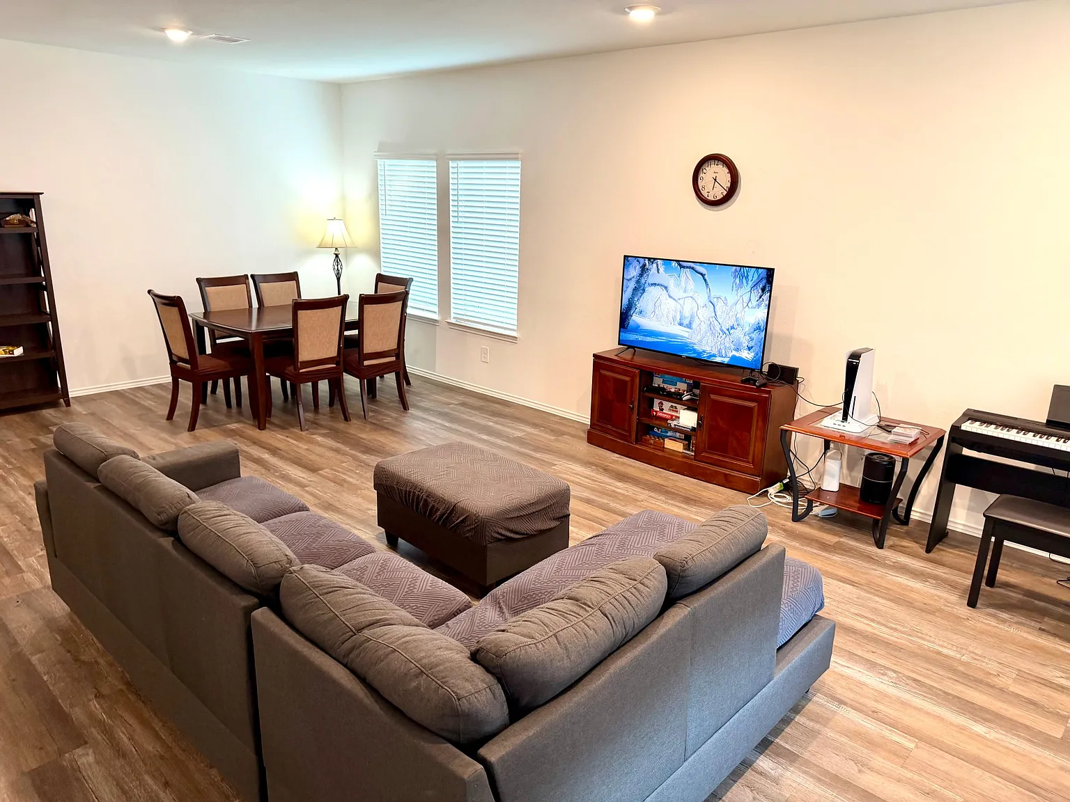 4 bed, 3.0 bath, 2500 sqft, $888 — Photo 3