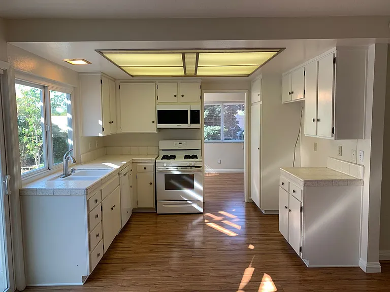 3061 Rollings Ave — Photo 3