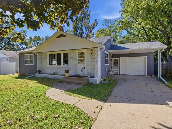 1907 4th St #A, East Moline, IL 61244