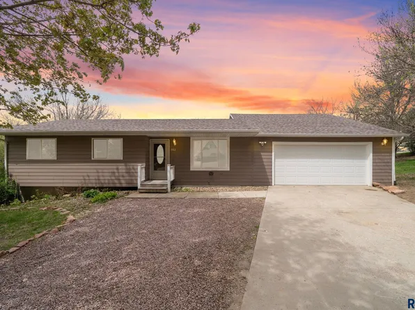 102 Richards Cir, Baltic, SD 57003