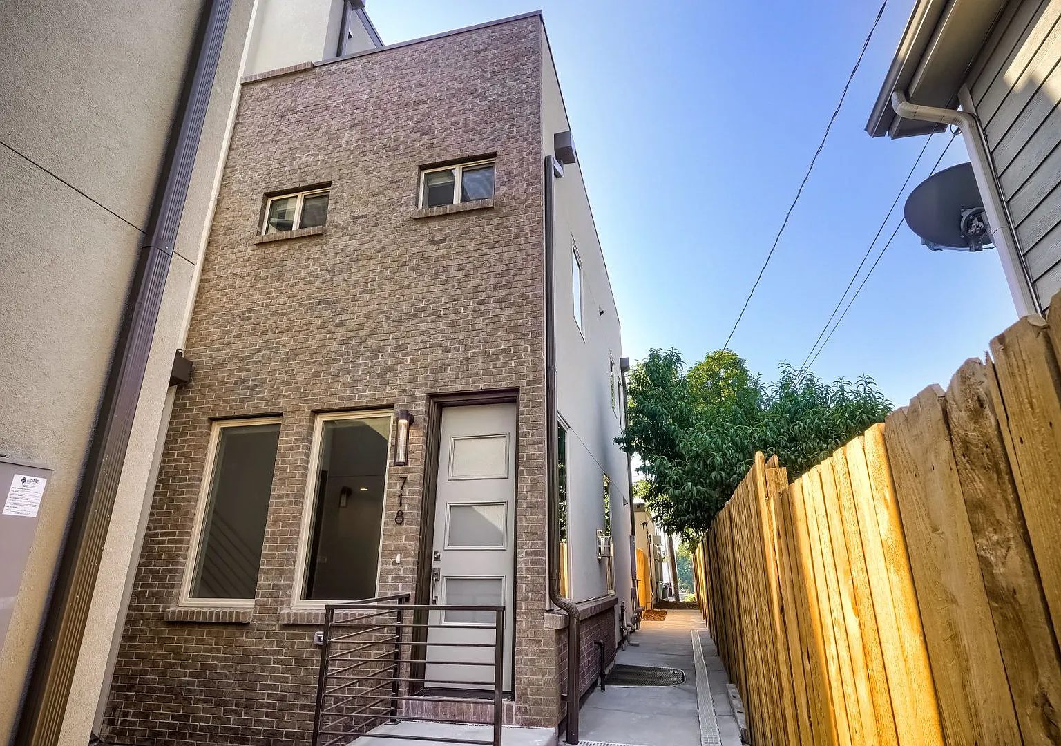 ** Incentives** 3 bedroom / 3.5 bath Townhome + 2 Large Flex Spaces & Spacious Roof Top Deck! — Photo 2