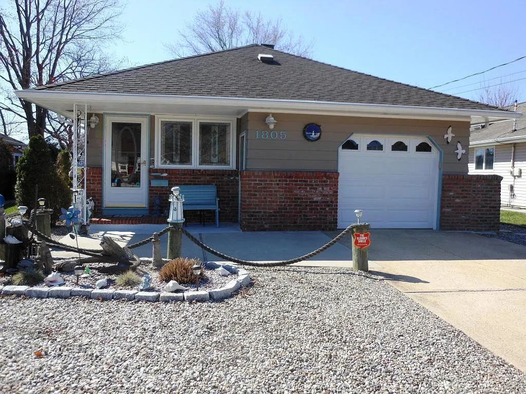 1805 Yorktowne Blvd photo 1