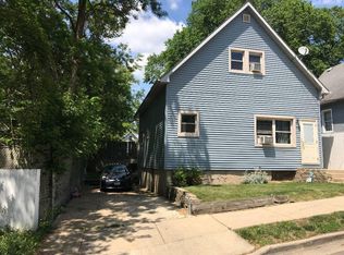 22 Daniels Ave, Elgin, IL 60120