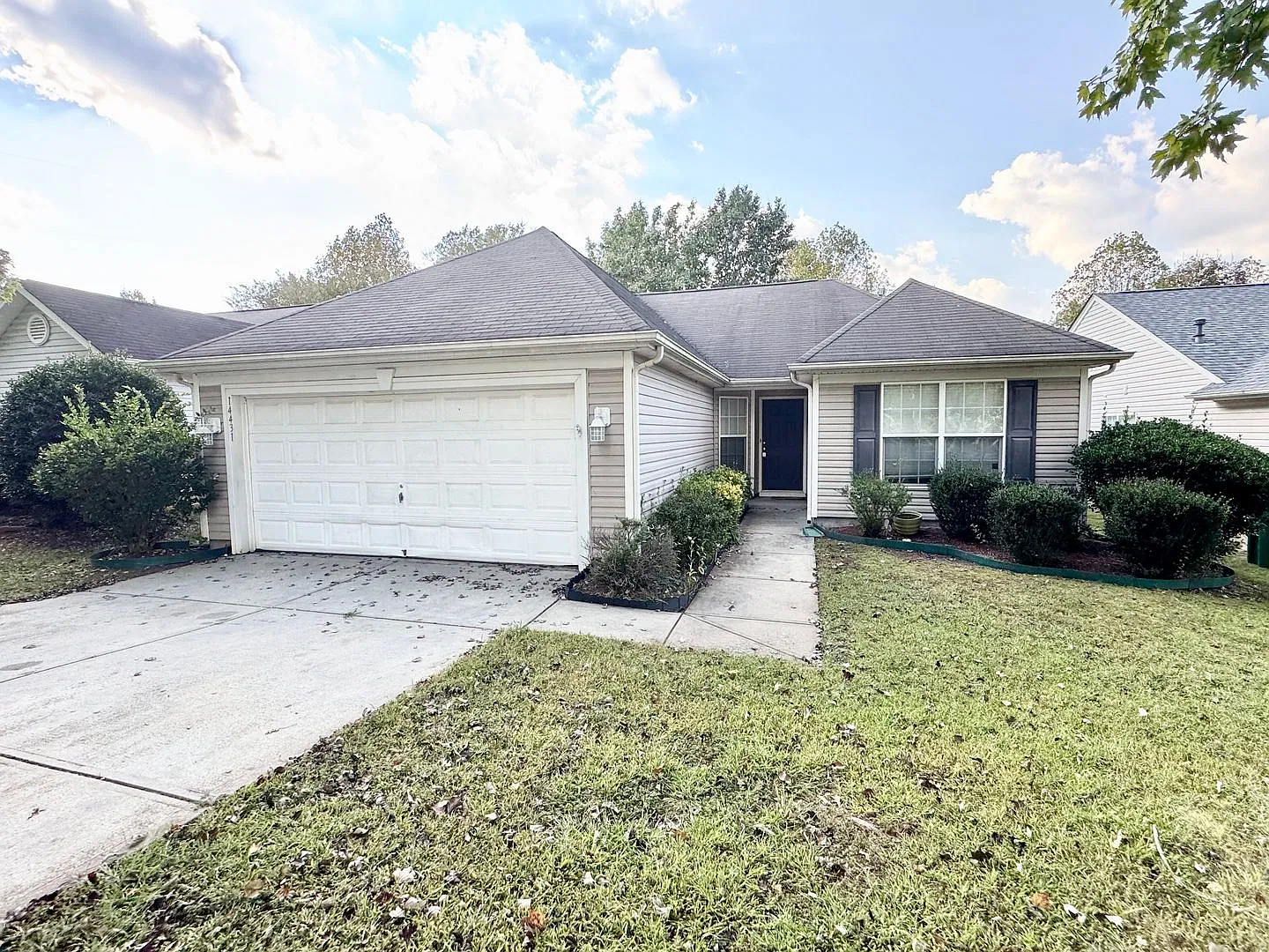 Coventry 3/2 Ranch w/ Two Car Garage — Photo 1