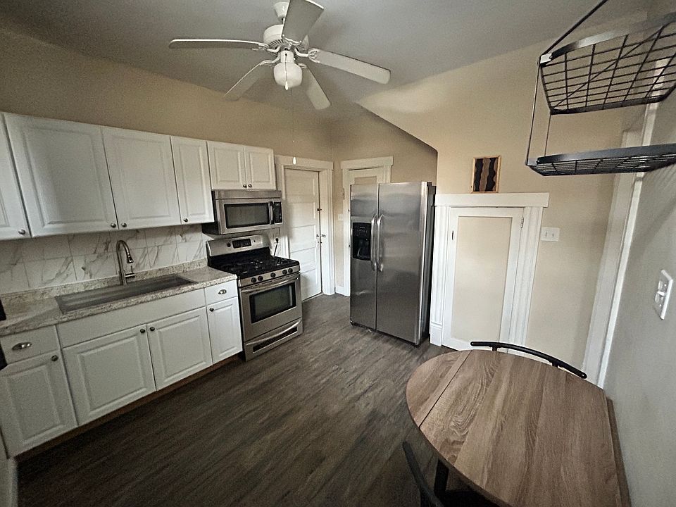 eat-in kitchen