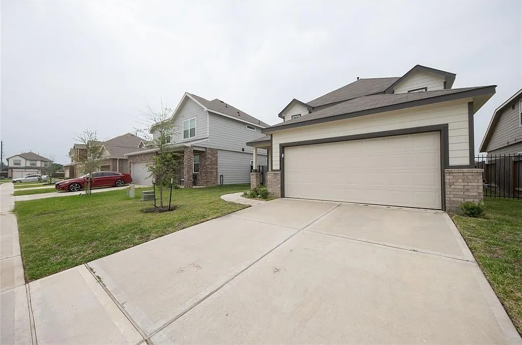 4 bed, 2.5 bath, 2744 sqft, $2,500 — Photo 1