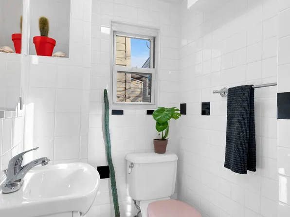 345 Dorman Court image 8 of 10