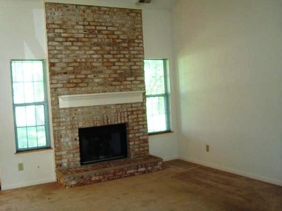 5th image of 942 Eagle Brook Cir