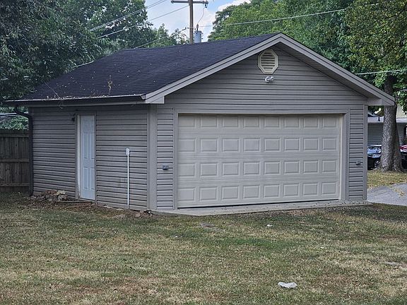 2-car Garage with a insulated door