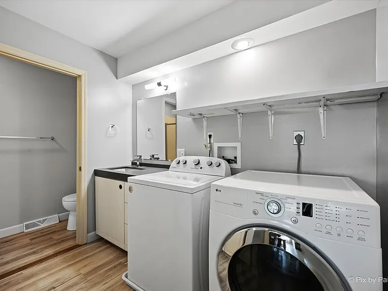 702 N View St — Photo 17