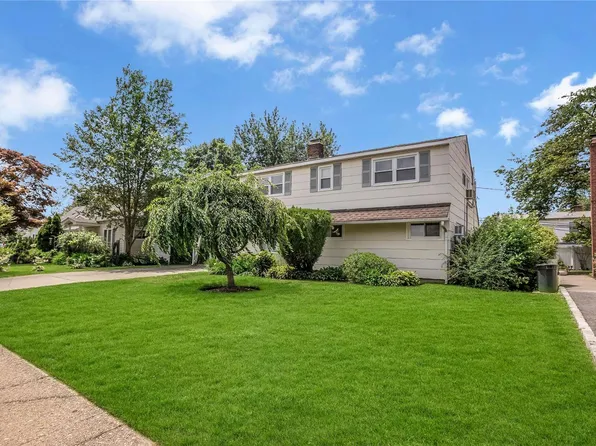 24 Middle Lane, Westbury, NY 11590