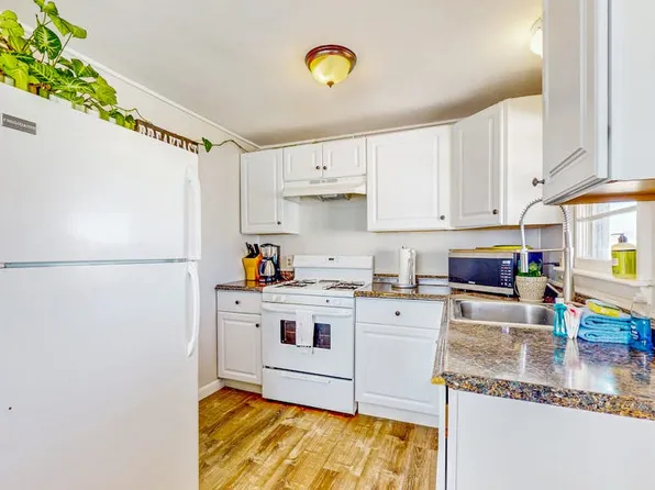 24 Jones St, Hampton, NH 03842