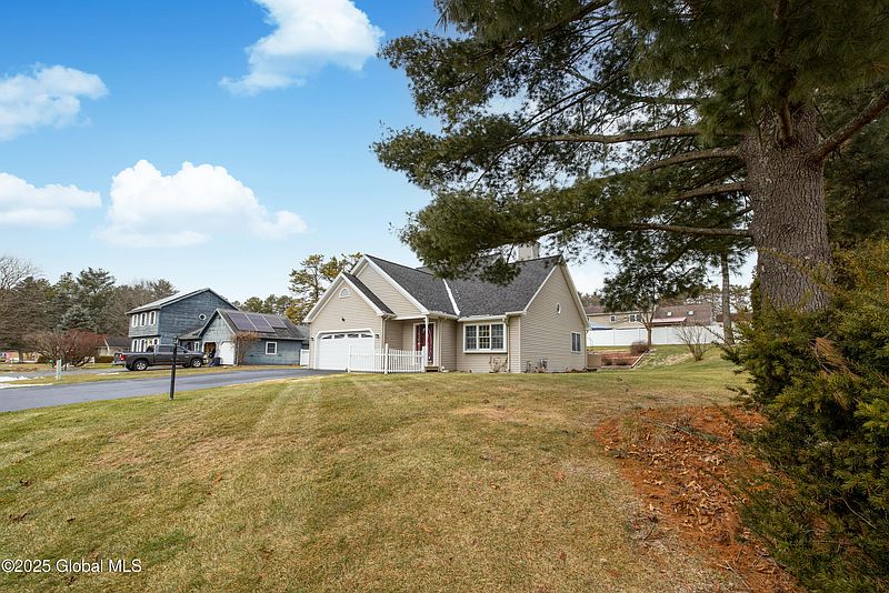 3rd image of 8 Maple Drive