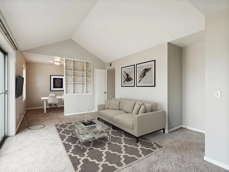 Jamestown Apartments & Townhomes — Photo 16