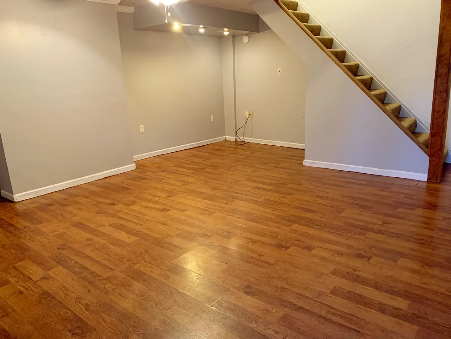 Huge 2 Bedroom in Mt Washington! Available Now! — Photo 2